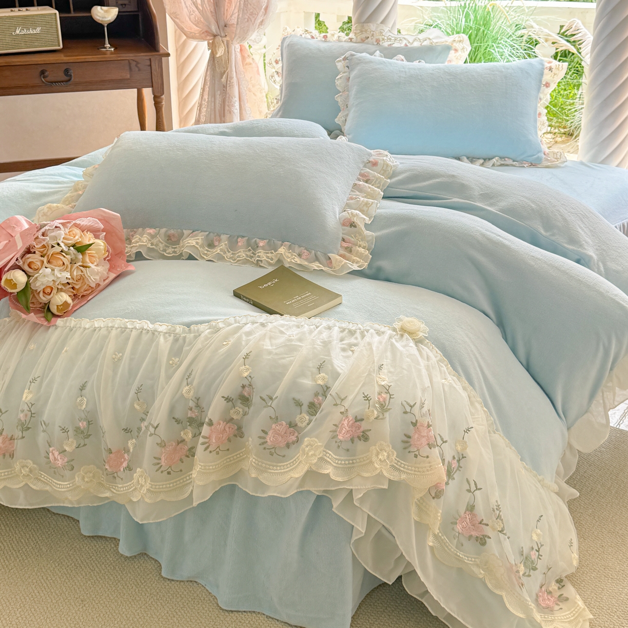 91家纺网 家纺一手货源 找家纺 米可家居 2025新款牛奶绒床裙款蕾丝刺绣四件套韩版法式公主风四件套  玫瑰故事 玫瑰故事~天蓝