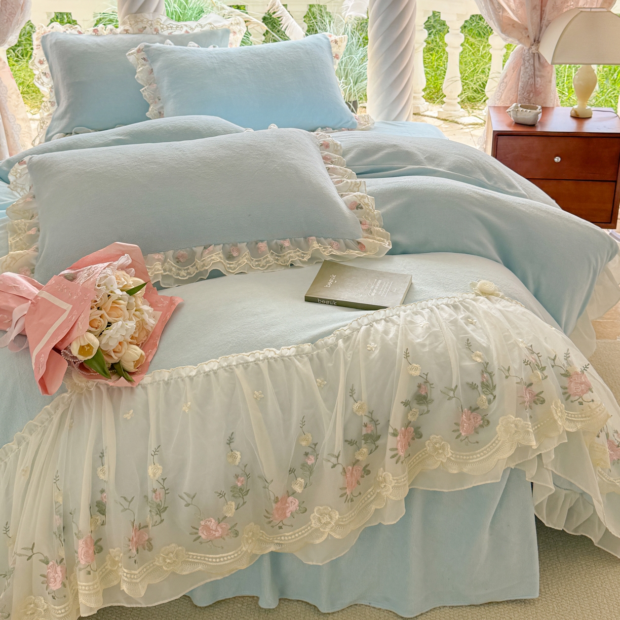 91家纺网 家纺一手货源 找家纺 米可家居 2025新款牛奶绒床裙款蕾丝刺绣四件套韩版法式公主风四件套  玫瑰故事 玫瑰故事~天蓝