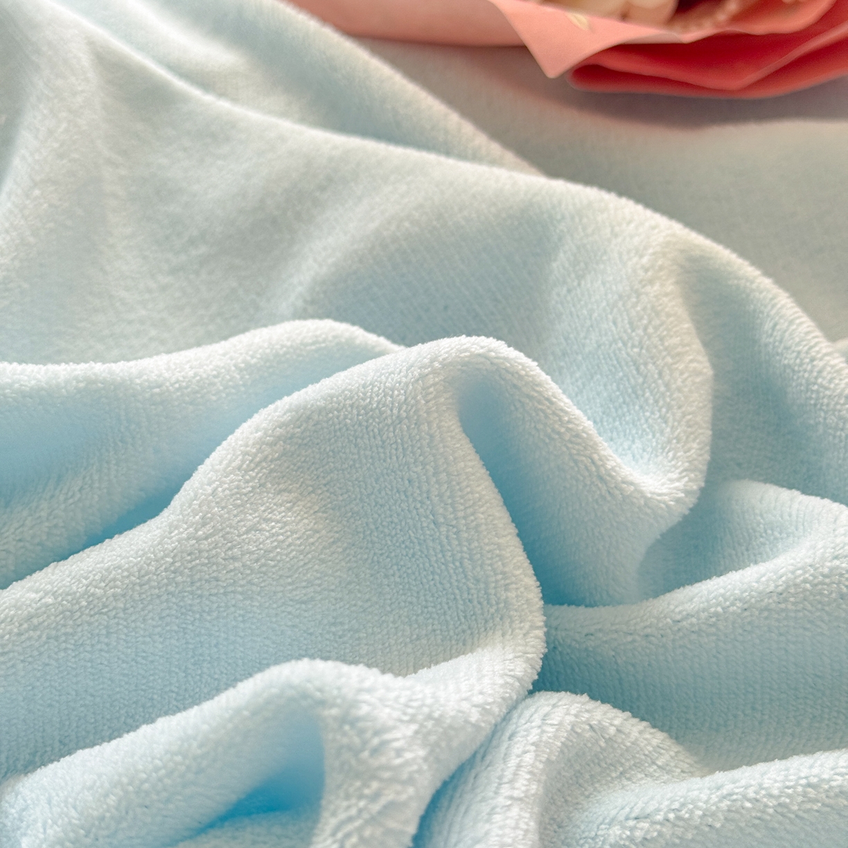 91家纺网 家纺一手货源 找家纺 米可家居 2025新款牛奶绒床裙款蕾丝刺绣四件套韩版法式公主风四件套  玫瑰故事 玫瑰故事~天蓝