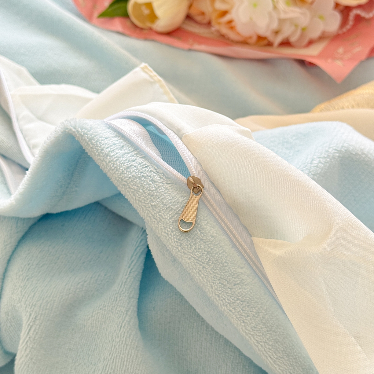 91家纺网 家纺一手货源 找家纺 米可家居 2025新款牛奶绒床裙款蕾丝刺绣四件套韩版法式公主风四件套  玫瑰故事 玫瑰故事~天蓝