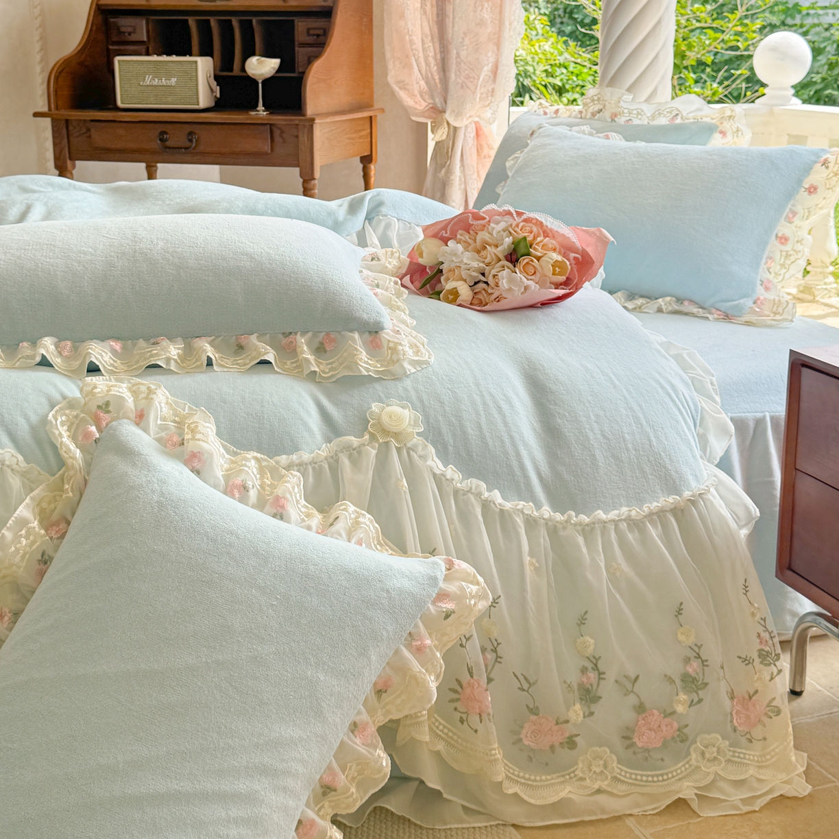 91家纺网 家纺一手货源 找家纺 米可家居 2025新款牛奶绒床裙款蕾丝刺绣四件套韩版法式公主风四件套  玫瑰故事 玫瑰故事~天蓝
