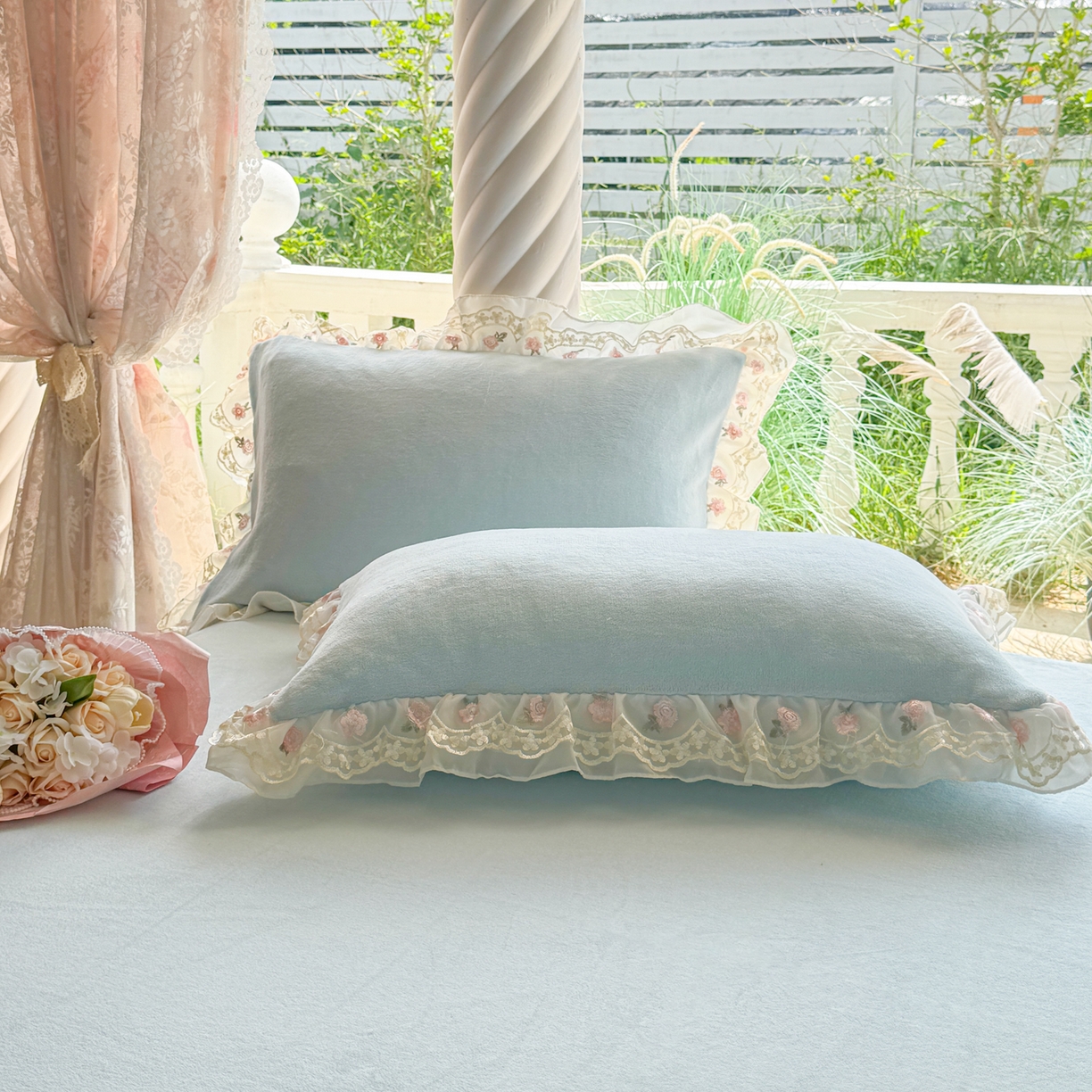 91家纺网 家纺一手货源 找家纺 米可家居 2025新款牛奶绒床裙款蕾丝刺绣四件套韩版法式公主风四件套  玫瑰故事 玫瑰故事~天蓝