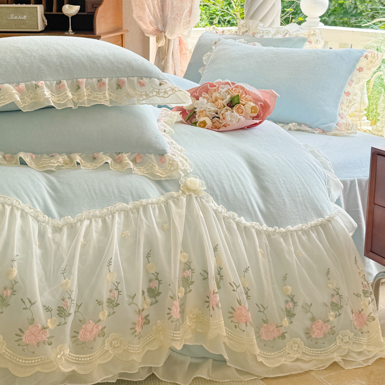 91家纺网 家纺一手货源 找家纺 米可家居 2025新款牛奶绒床裙款蕾丝刺绣四件套韩版法式公主风四件套  玫瑰故事 玫瑰故事~天蓝