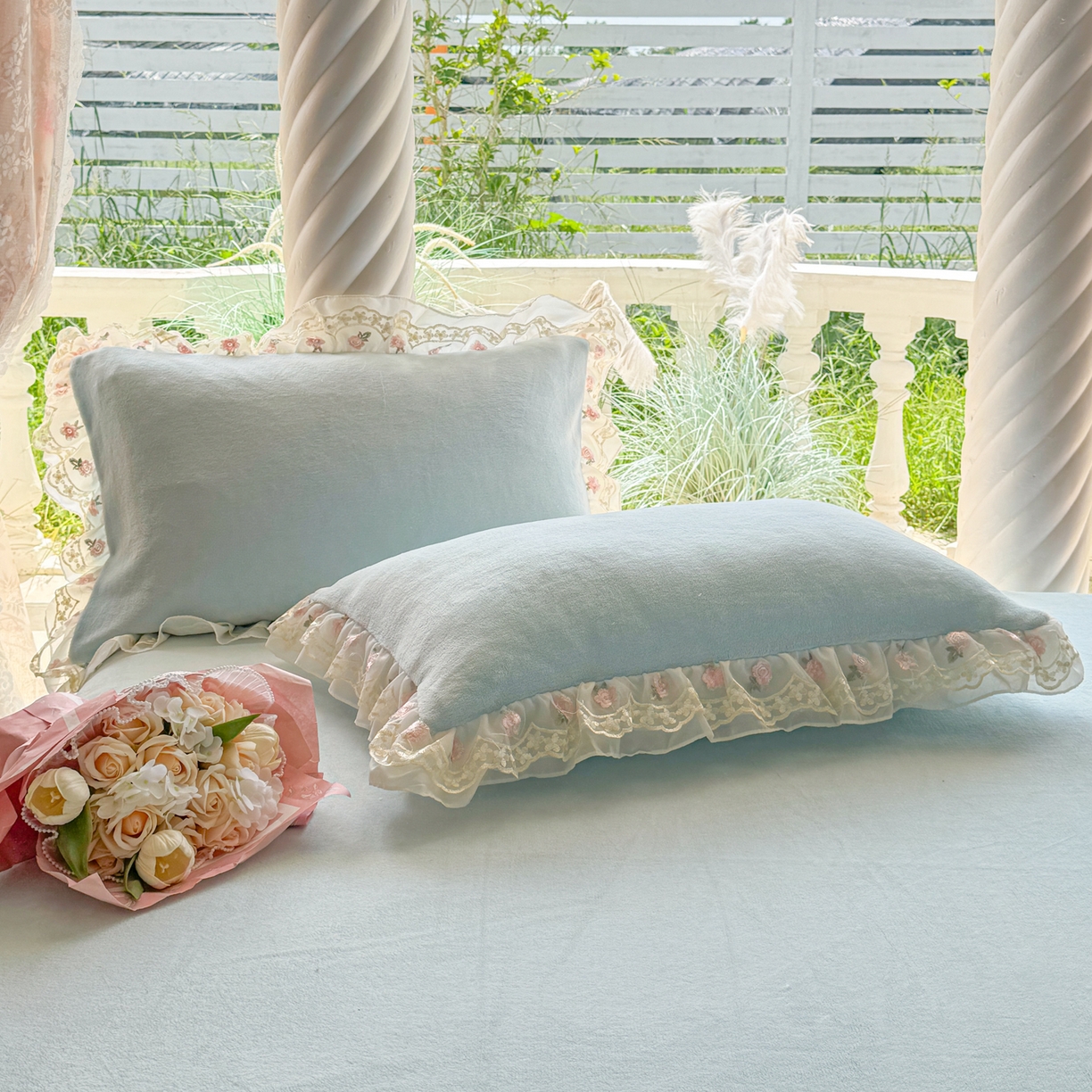 91家纺网 家纺一手货源 找家纺 米可家居 2025新款牛奶绒床裙款蕾丝刺绣四件套韩版法式公主风四件套  玫瑰故事 玫瑰故事~天蓝