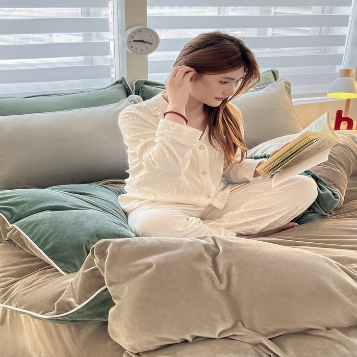 91家纺网 家纺一手货源 找家纺 九沐良品 2025新款加厚婴儿绒牛奶绒四件套工艺款宝宝绒四件套 灰咖+黛尔蓝