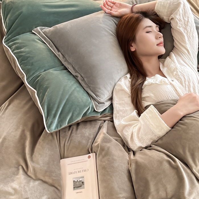 91家纺网 家纺一手货源 找家纺 九沐良品 2025新款加厚婴儿绒牛奶绒四件套工艺款宝宝绒四件套 灰咖+黛尔蓝