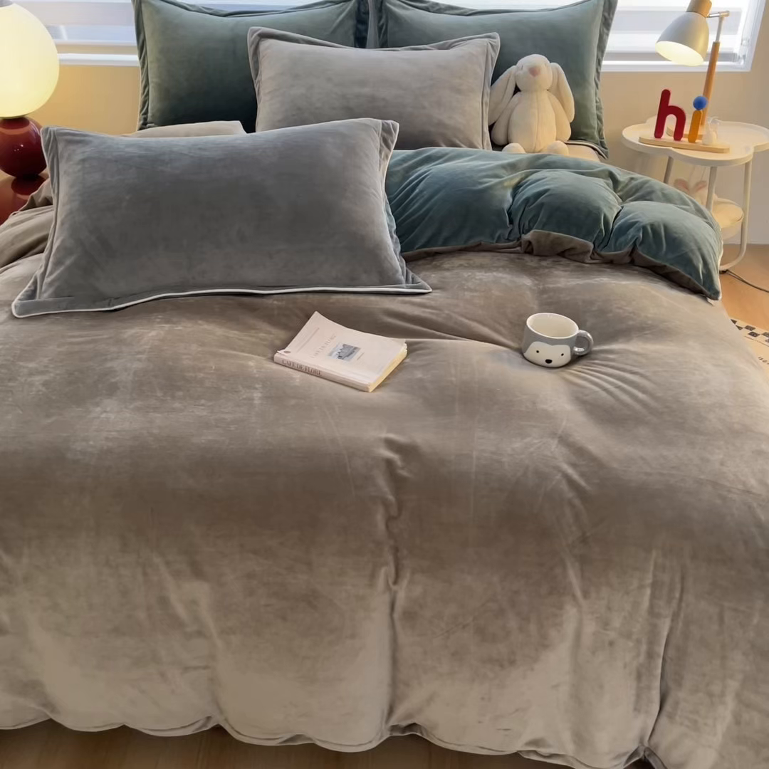 91家纺网 家纺一手货源 找家纺 九沐良品 2025新款加厚婴儿绒牛奶绒四件套工艺款宝宝绒四件套 灰咖+黛尔蓝