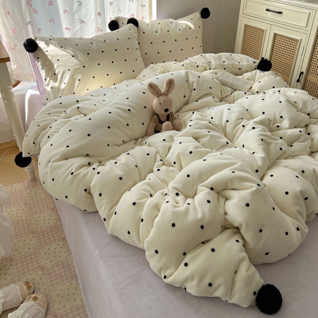 91家纺网 家纺一手货源 找家纺 （总）顾里家纺 2025新款chic波点牛奶绒毛球套件