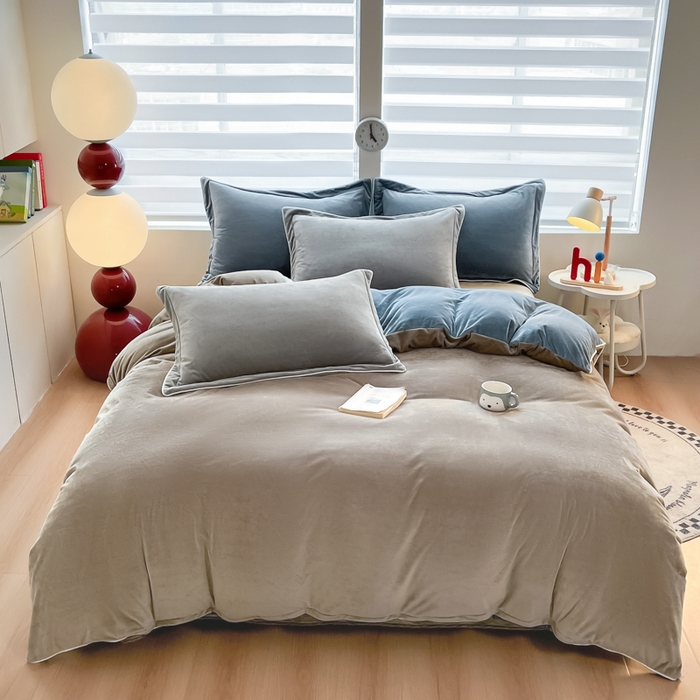 91家纺网 家纺一手货源 找家纺 九沐良品 2025新款加厚婴儿绒牛奶绒四件套工艺款宝宝绒四件套 灰咖+蓝色