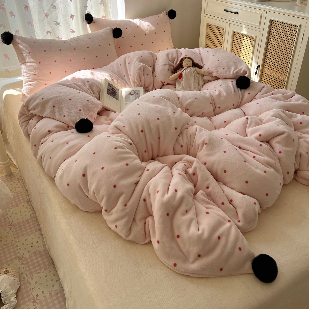 91家纺网 家纺一手货源 找家纺 （总）顾里家纺 2025新款chic波点牛奶绒毛球套件