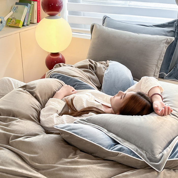 91家纺网 家纺一手货源 找家纺 九沐良品 2025新款加厚婴儿绒牛奶绒四件套工艺款宝宝绒四件套 灰咖+蓝色