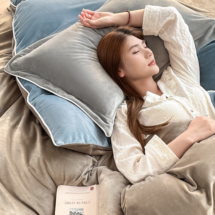 91家纺网 家纺一手货源 找家纺 九沐良品 2025新款加厚婴儿绒牛奶绒四件套工艺款宝宝绒四件套 灰咖+蓝色