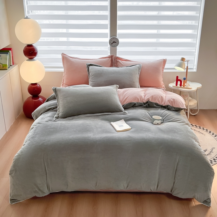 91家纺网 家纺一手货源 找家纺 九沐良品 2025新款加厚婴儿绒牛奶绒四件套工艺款宝宝绒四件套 灰色+皮粉