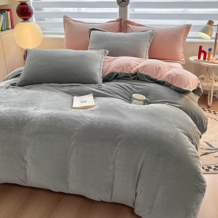 91家纺网 家纺一手货源 找家纺 九沐良品 2025新款加厚婴儿绒牛奶绒四件套工艺款宝宝绒四件套 灰色+皮粉