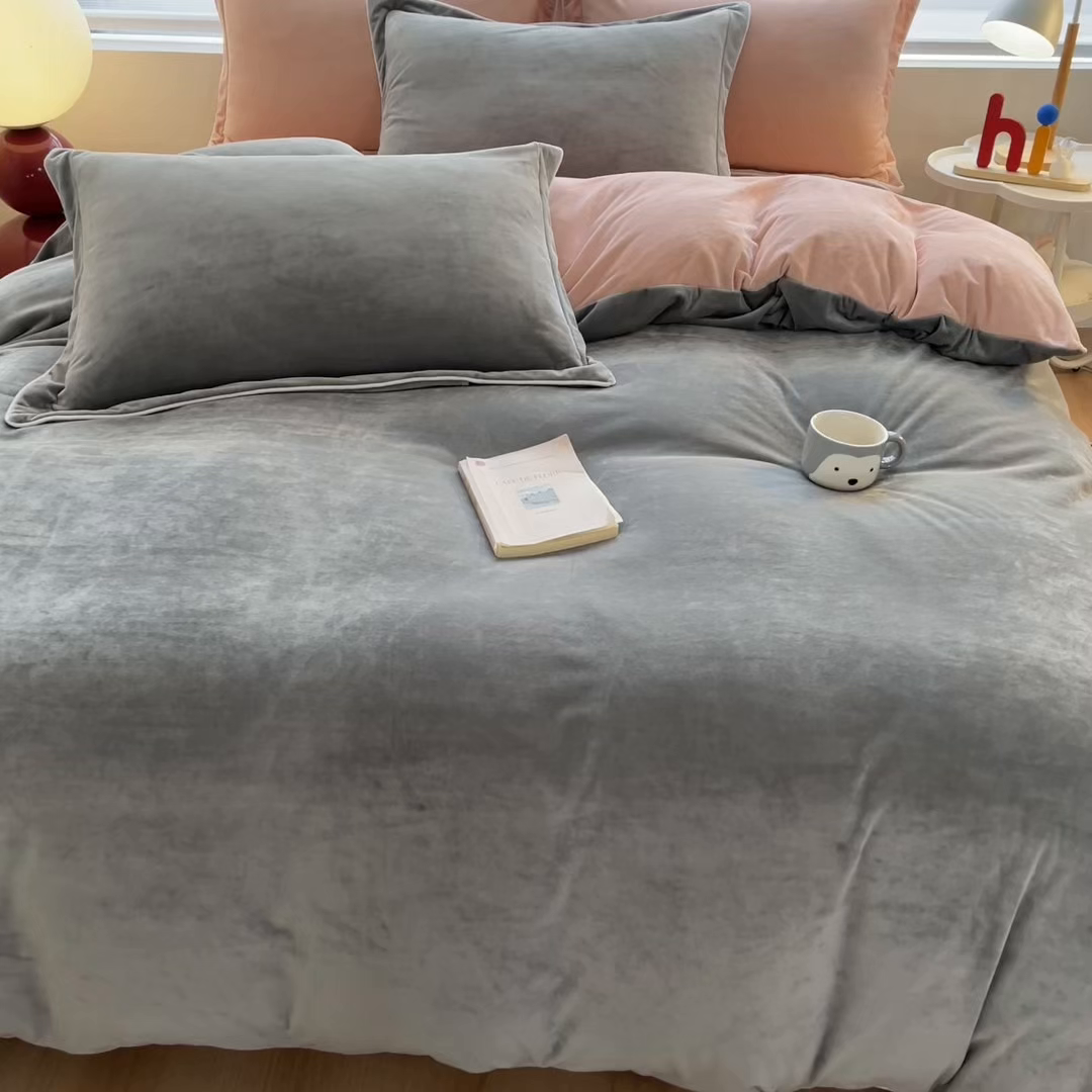 91家纺网 家纺一手货源 找家纺 九沐良品 2025新款加厚婴儿绒牛奶绒四件套工艺款宝宝绒四件套 灰色+皮粉