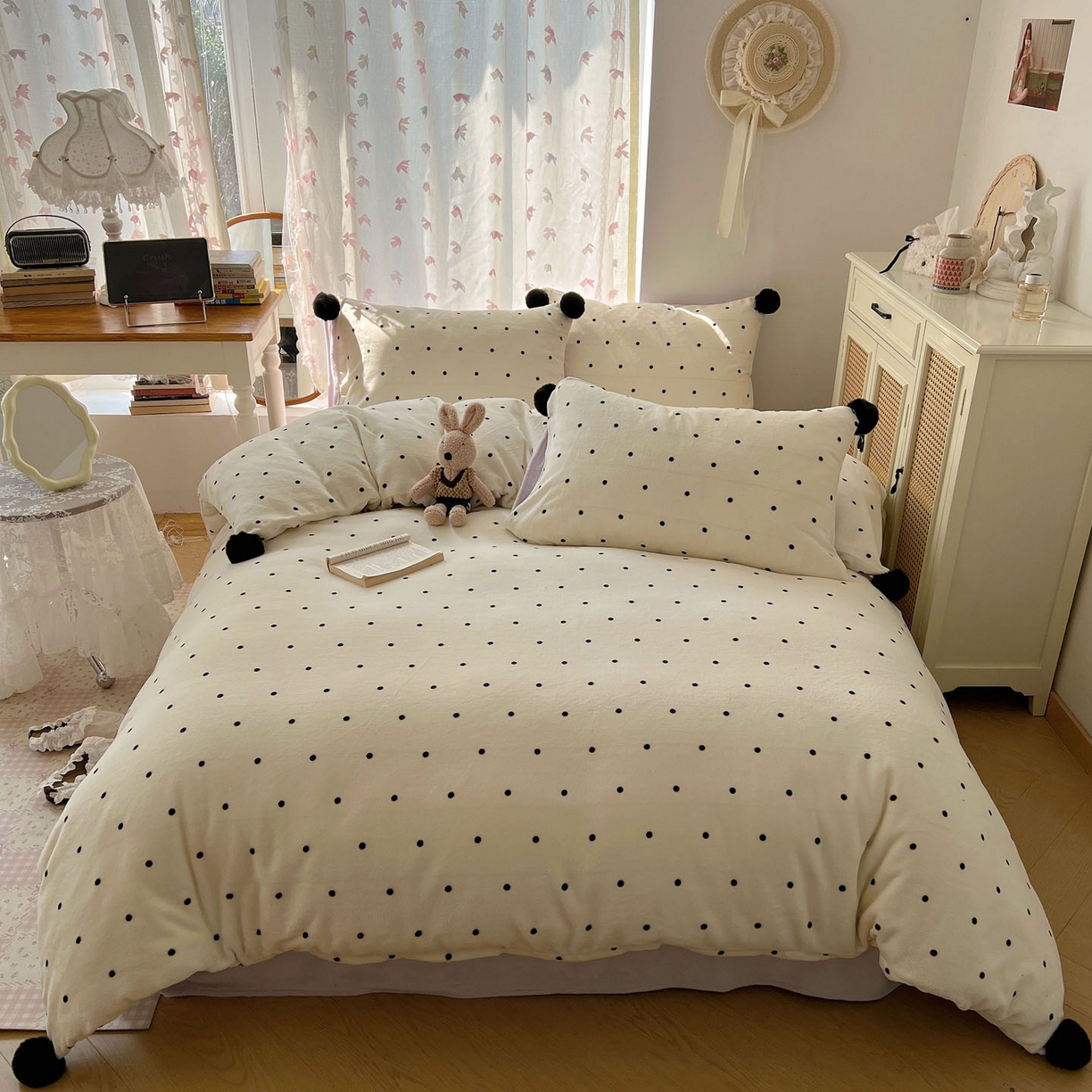 91家纺网 家纺一手货源 找家纺 （总）顾里家纺 2025新款chic波点牛奶绒毛球套件