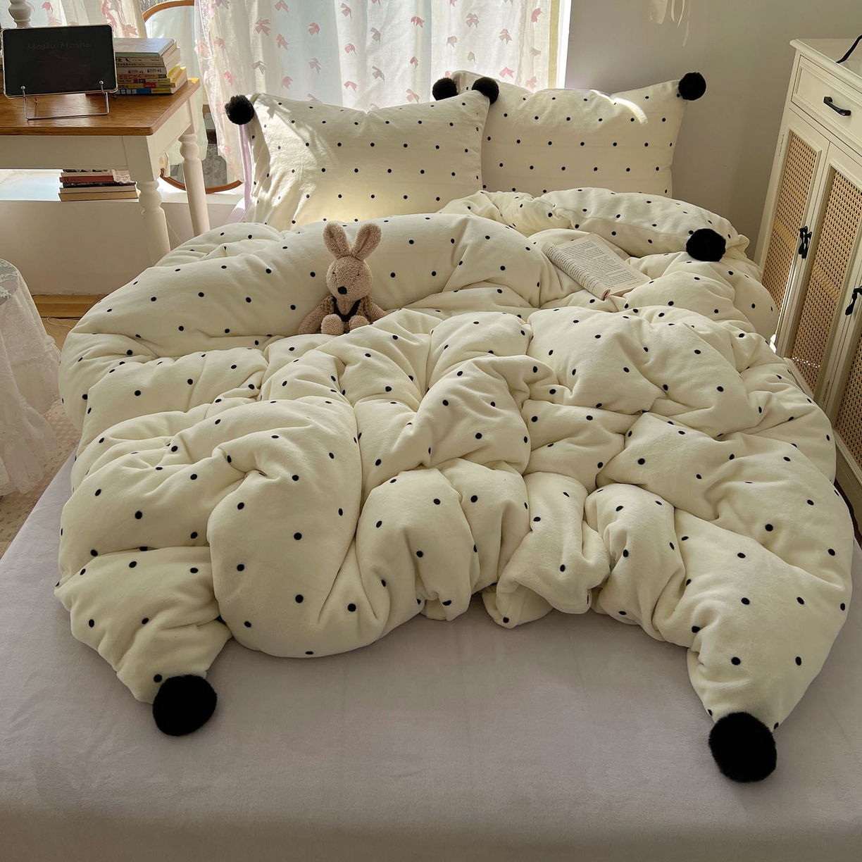 91家纺网 家纺一手货源 找家纺 （总）顾里家纺 2025新款chic波点牛奶绒毛球套件