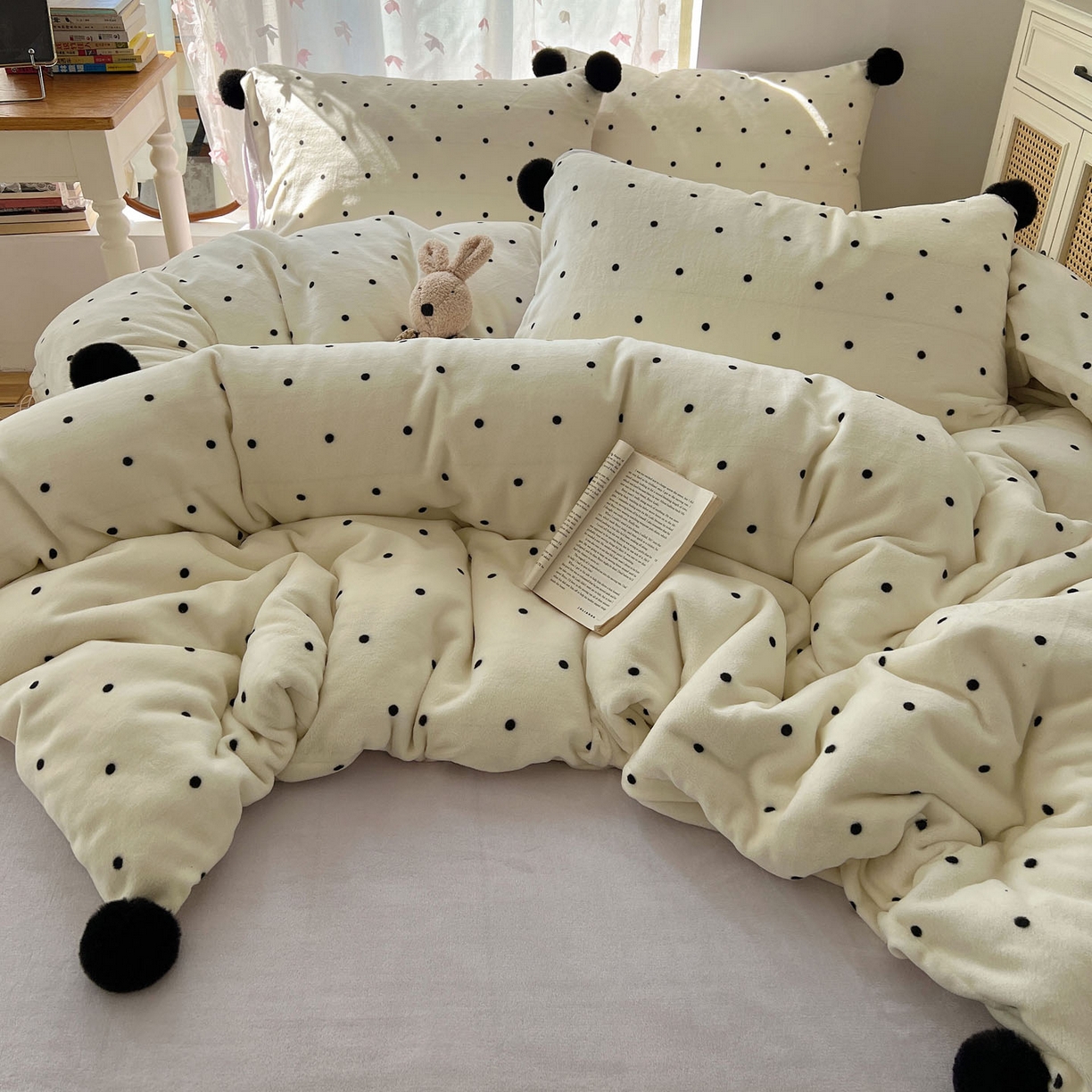 91家纺网 家纺一手货源 找家纺 （总）顾里家纺 2025新款chic波点牛奶绒毛球套件