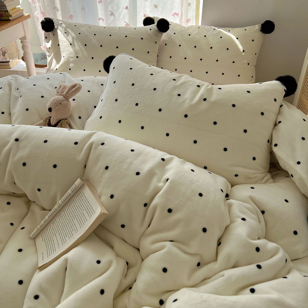 91家纺网 家纺一手货源 找家纺 （总）顾里家纺 2025新款chic波点牛奶绒毛球套件