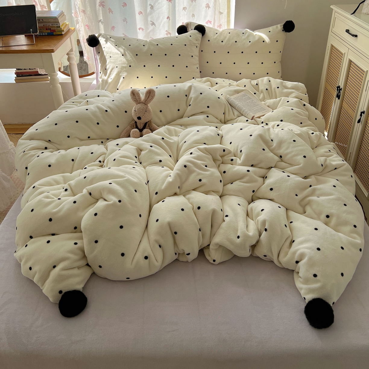 91家纺网 家纺一手货源 找家纺 （总）顾里家纺 2025新款chic波点牛奶绒毛球套件