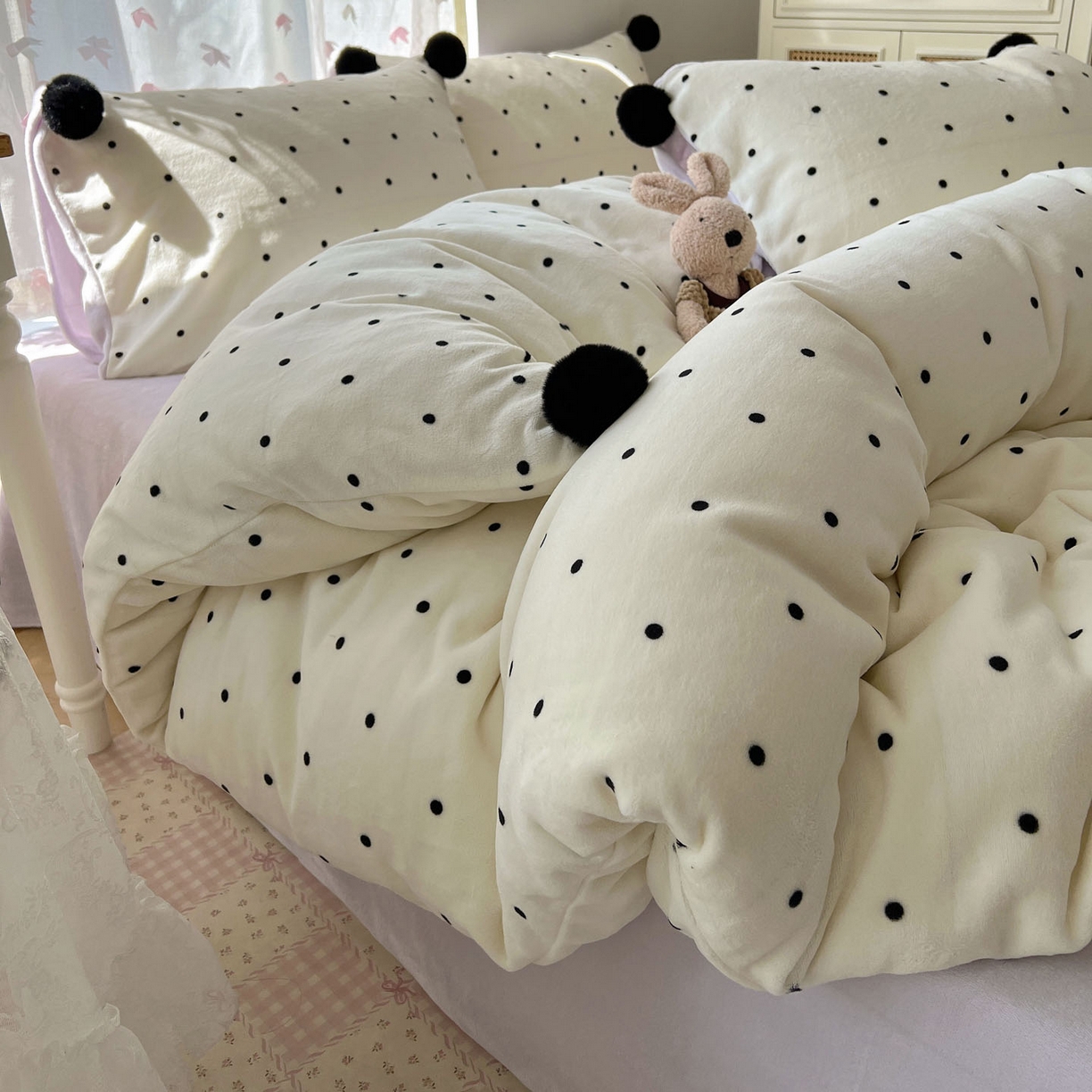 91家纺网 家纺一手货源 找家纺 （总）顾里家纺 2025新款chic波点牛奶绒毛球套件