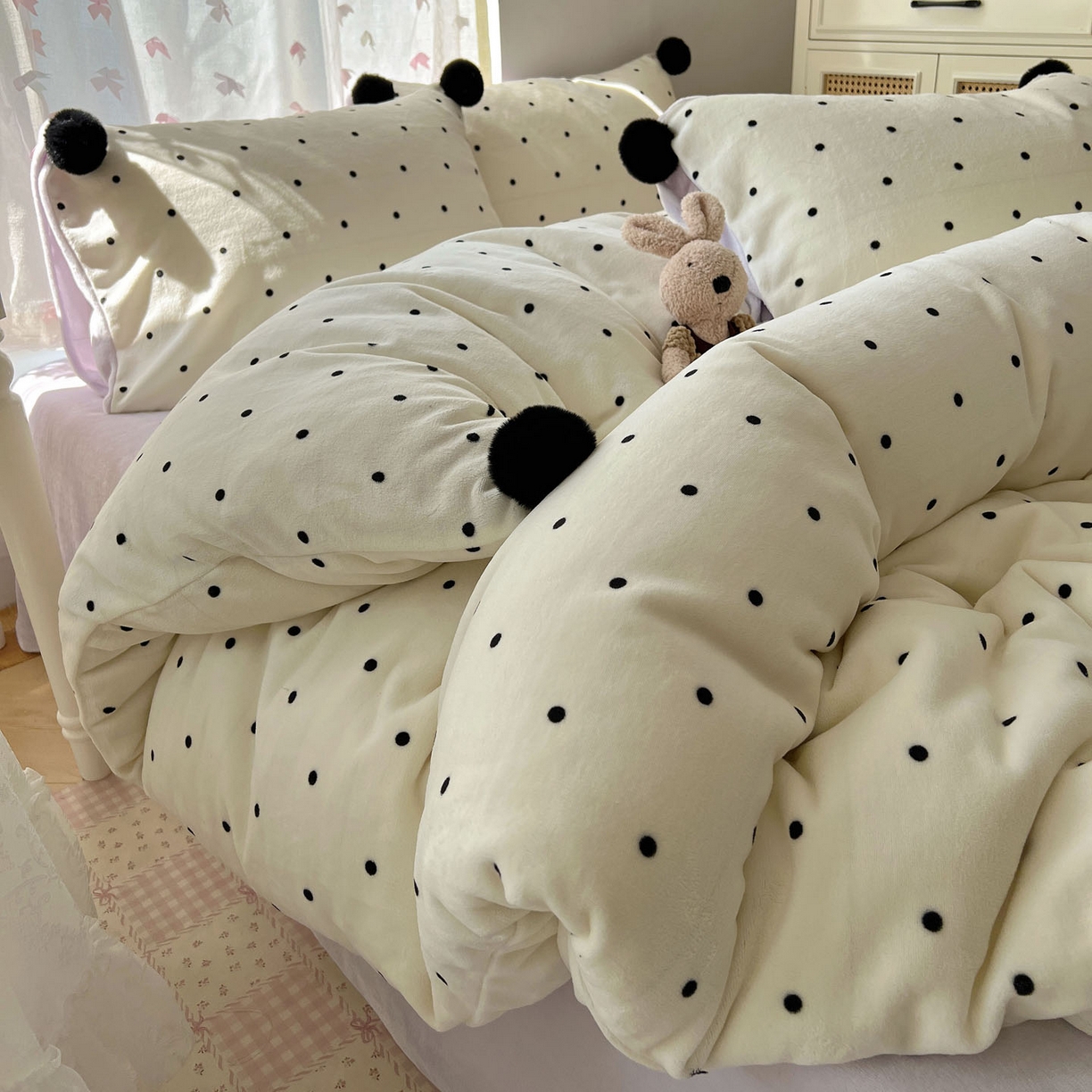 91家纺网 家纺一手货源 找家纺 （总）顾里家纺 2025新款chic波点牛奶绒毛球套件