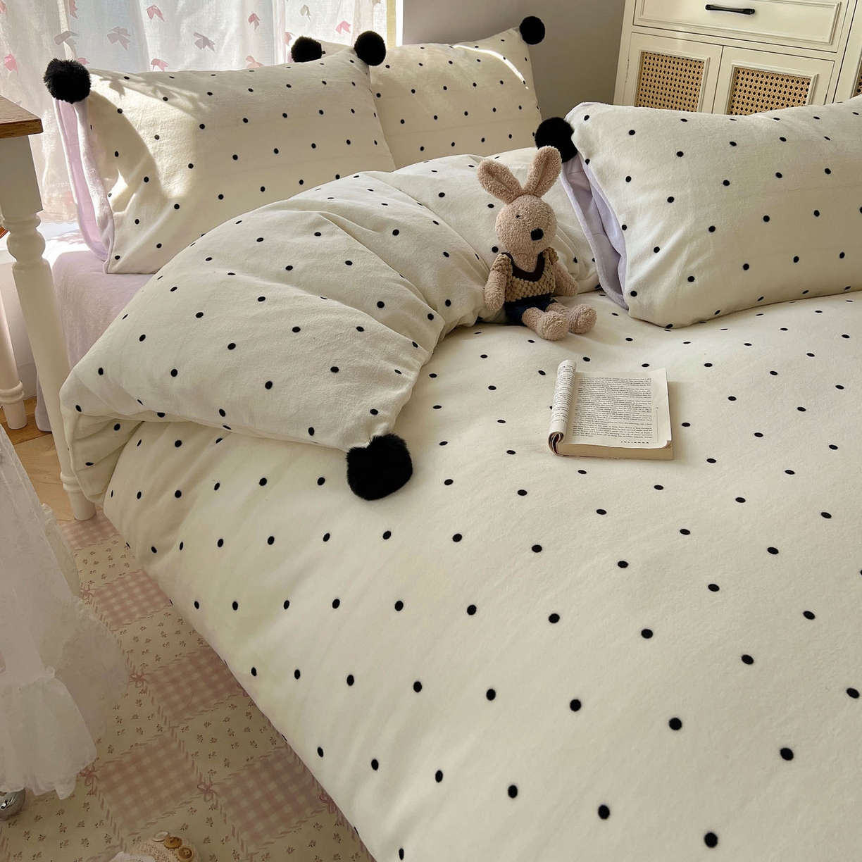 91家纺网 家纺一手货源 找家纺 （总）顾里家纺 2025新款chic波点牛奶绒毛球套件