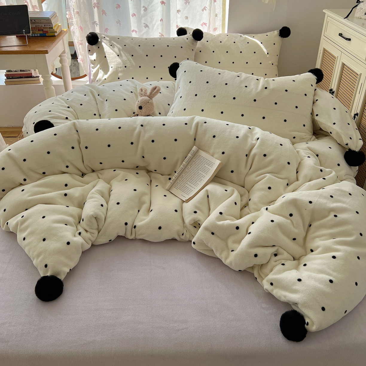 91家纺网 家纺一手货源 找家纺 （总）顾里家纺 2025新款chic波点牛奶绒毛球套件