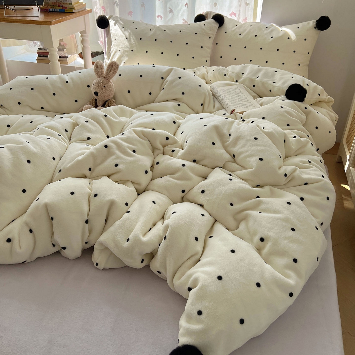 91家纺网 家纺一手货源 找家纺 （总）顾里家纺 2025新款chic波点牛奶绒毛球套件