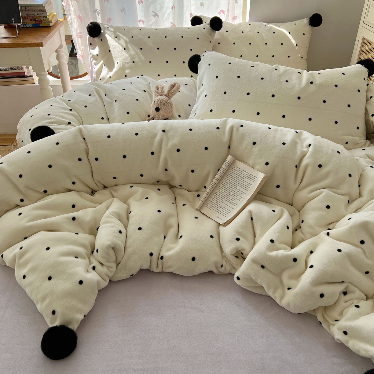 91家纺网 家纺一手货源 找家纺 （总）顾里家纺 2025新款chic波点牛奶绒毛球套件