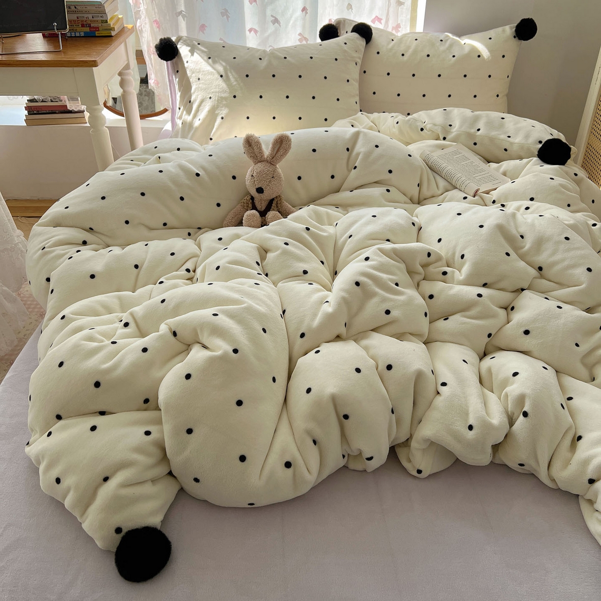 91家纺网 家纺一手货源 找家纺 （总）顾里家纺 2025新款chic波点牛奶绒毛球套件