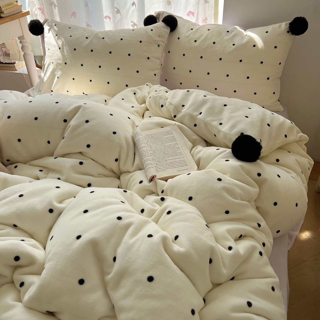 91家纺网 家纺一手货源 找家纺 （总）顾里家纺 2025新款chic波点牛奶绒毛球套件