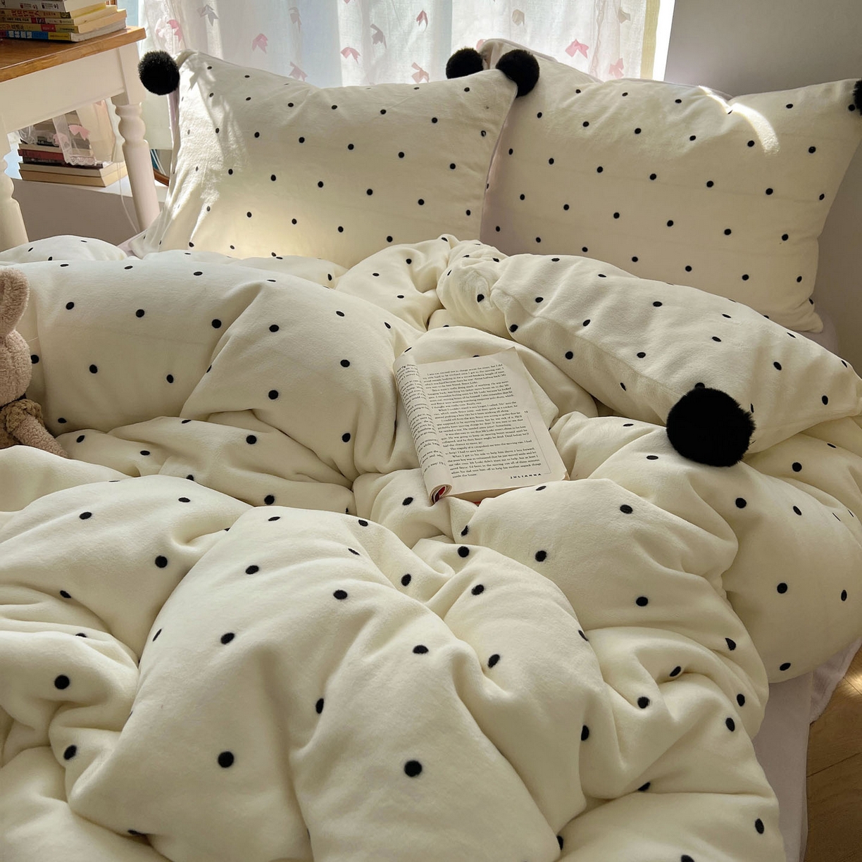 91家纺网 家纺一手货源 找家纺 （总）顾里家纺 2025新款chic波点牛奶绒毛球套件