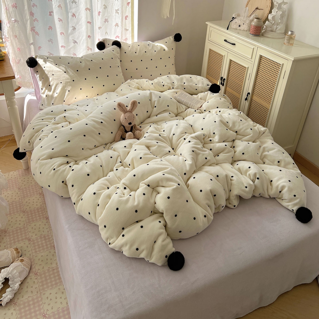 91家纺网 家纺一手货源 找家纺 （总）顾里家纺 2025新款chic波点牛奶绒毛球套件