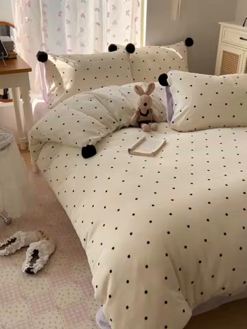 91家纺网 家纺一手货源 找家纺 （总）顾里家纺 2025新款chic波点牛奶绒毛球套件