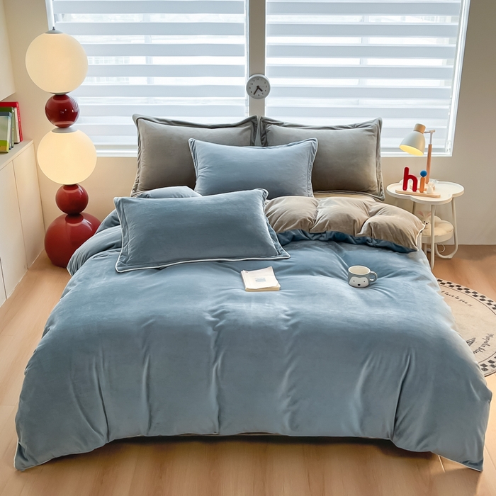 91家纺网 家纺一手货源 找家纺 九沐良品 2025新款加厚婴儿绒牛奶绒四件套工艺款宝宝绒四件套 蓝色+灰咖