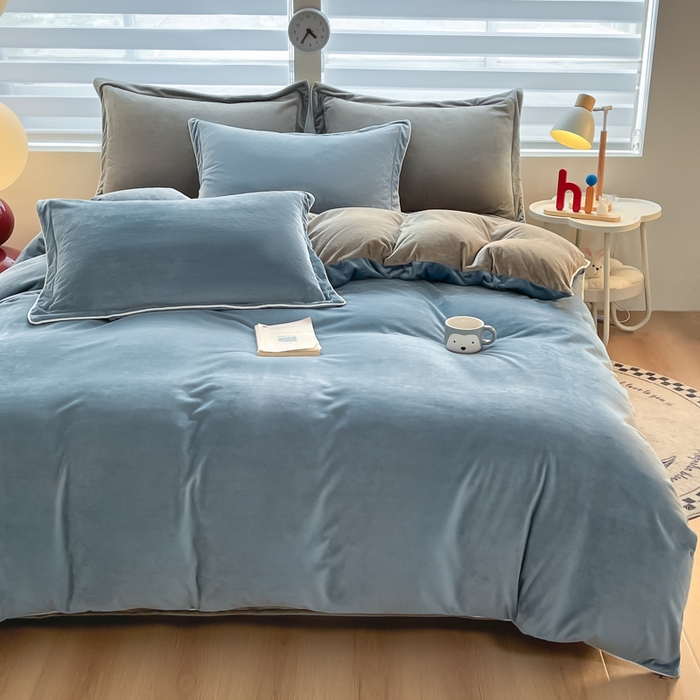 91家纺网 家纺一手货源 找家纺 九沐良品 2025新款加厚婴儿绒牛奶绒四件套工艺款宝宝绒四件套 蓝色+灰咖