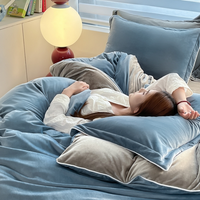 91家纺网 家纺一手货源 找家纺 九沐良品 2025新款加厚婴儿绒牛奶绒四件套工艺款宝宝绒四件套 蓝色+灰咖