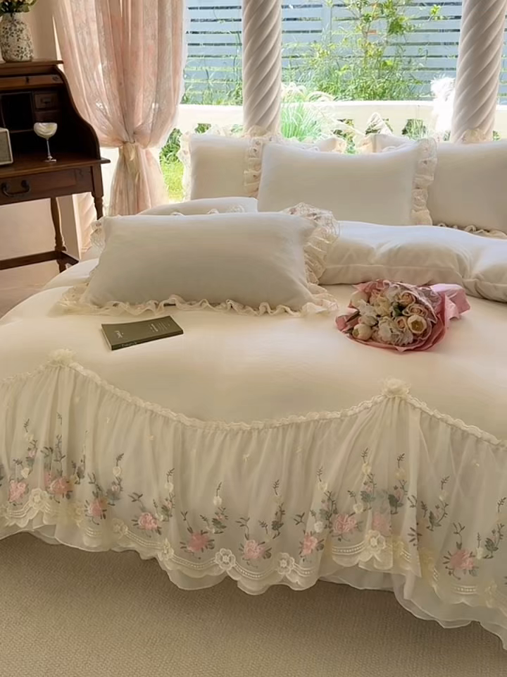 91家纺网 家纺一手货源 找家纺 米可家居 2025新款牛奶绒床裙款蕾丝刺绣四件套韩版法式公主风四件套  玫瑰故事 玫瑰故事~白