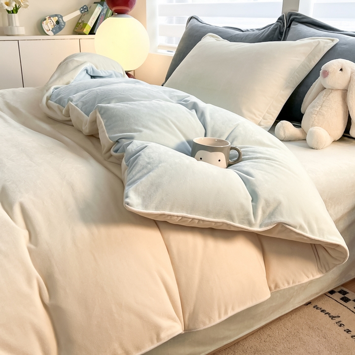 91家纺网 家纺一手货源 找家纺 九沐良品 2025新款加厚婴儿绒牛奶绒四件套工艺款宝宝绒四件套 米白+浅蓝