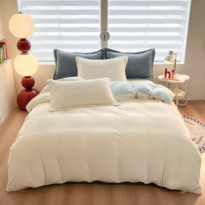 91家纺网 家纺一手货源 找家纺 九沐良品 2025新款加厚婴儿绒牛奶绒四件套工艺款宝宝绒四件套 米白+浅蓝