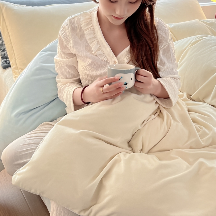 91家纺网 家纺一手货源 找家纺 九沐良品 2025新款加厚婴儿绒牛奶绒四件套工艺款宝宝绒四件套 米白+浅蓝