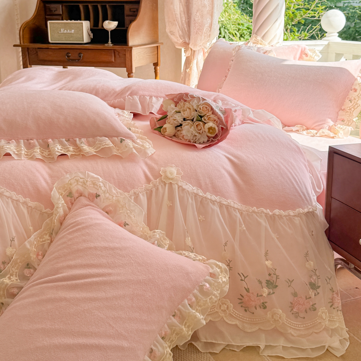 91家纺网 家纺一手货源 找家纺 （总）米可家居 2025新款牛奶绒床裙款蕾丝刺绣四件套韩版法式公主风四件套  玫瑰故事