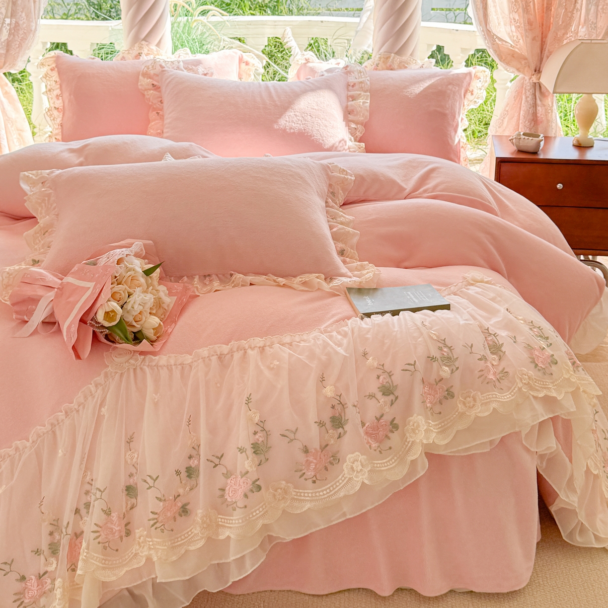 91家纺网 家纺一手货源 找家纺 （总）米可家居 2025新款牛奶绒床裙款蕾丝刺绣四件套韩版法式公主风四件套  玫瑰故事