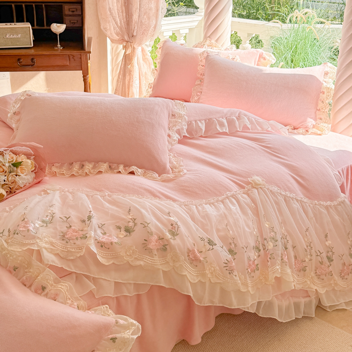 91家纺网 家纺一手货源 找家纺 （总）米可家居 2025新款牛奶绒床裙款蕾丝刺绣四件套韩版法式公主风四件套  玫瑰故事