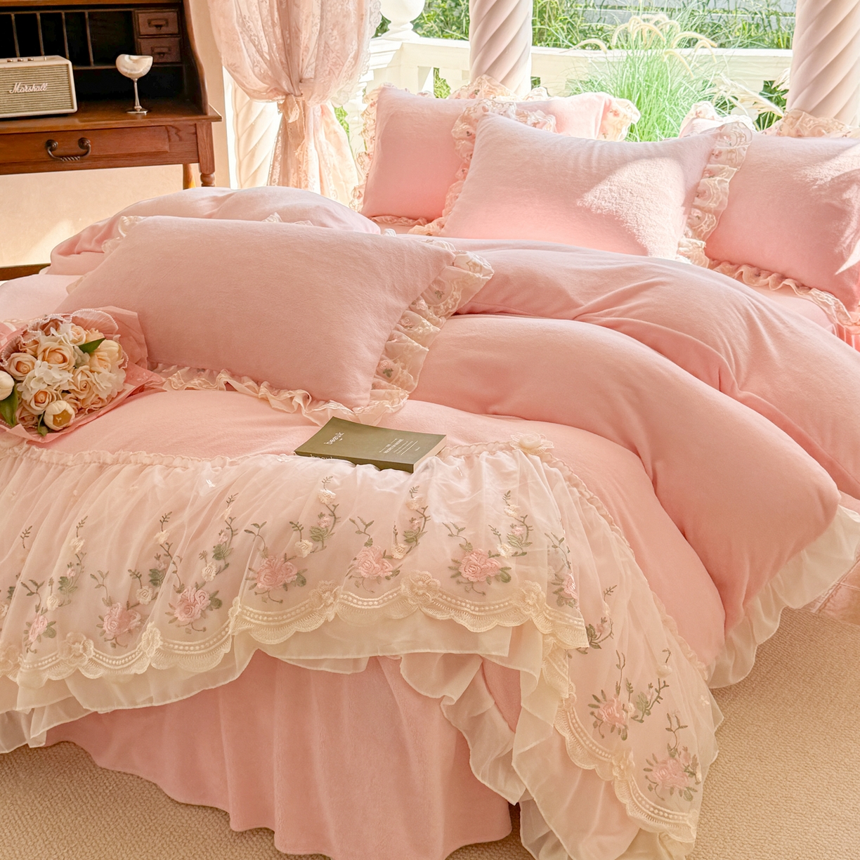 91家纺网 家纺一手货源 找家纺 （总）米可家居 2025新款牛奶绒床裙款蕾丝刺绣四件套韩版法式公主风四件套  玫瑰故事