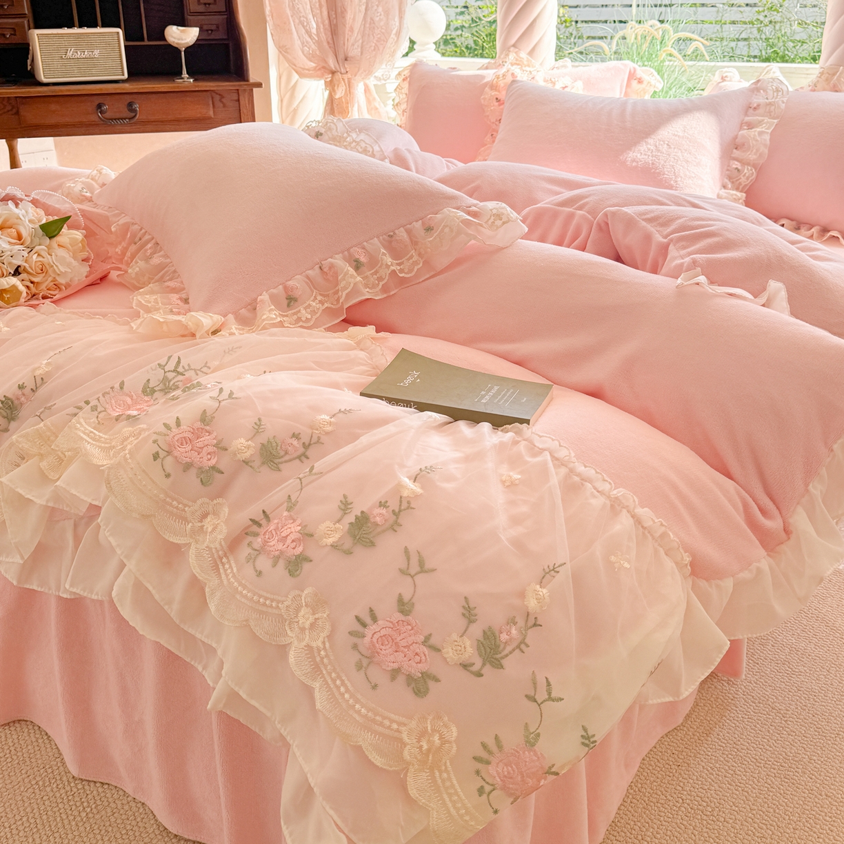 91家纺网 家纺一手货源 找家纺 （总）米可家居 2025新款牛奶绒床裙款蕾丝刺绣四件套韩版法式公主风四件套  玫瑰故事