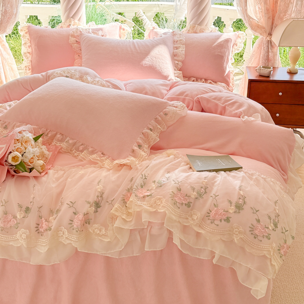 91家纺网 家纺一手货源 找家纺 （总）米可家居 2025新款牛奶绒床裙款蕾丝刺绣四件套韩版法式公主风四件套  玫瑰故事