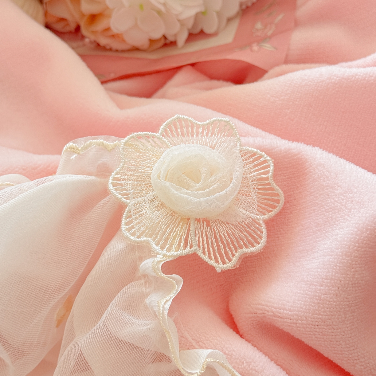 91家纺网 家纺一手货源 找家纺 （总）米可家居 2025新款牛奶绒床裙款蕾丝刺绣四件套韩版法式公主风四件套  玫瑰故事