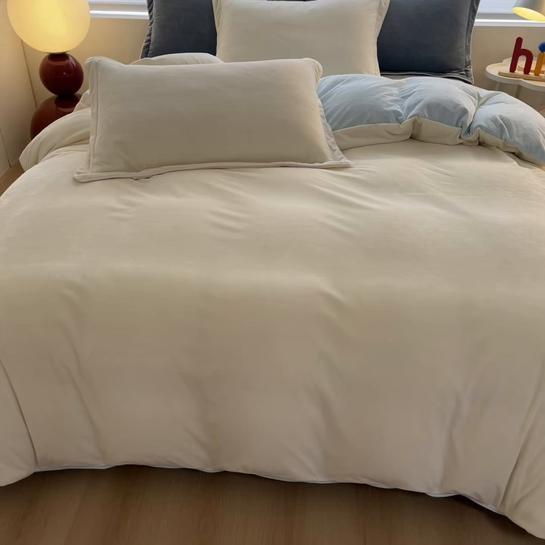 91家纺网 家纺一手货源 找家纺 九沐良品 2025新款加厚婴儿绒牛奶绒四件套工艺款宝宝绒四件套 米白+浅蓝